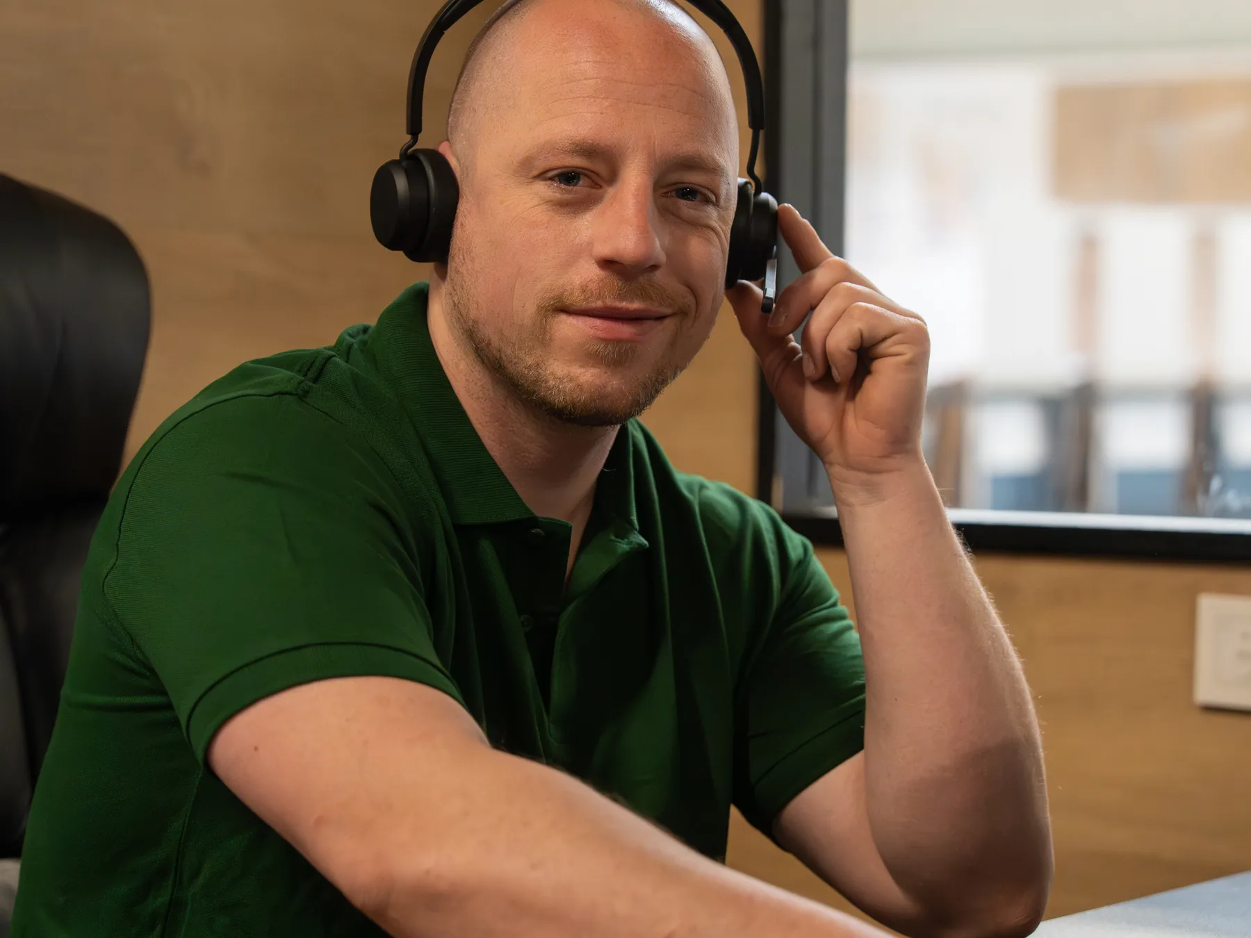 Nick van VerhuisMeesters met headset aan het werk